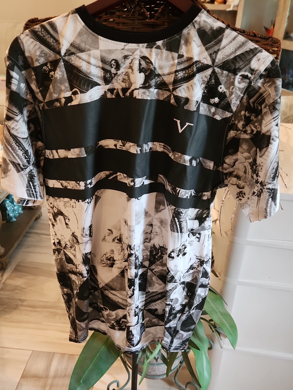V-Emblem Black & White Graphic Short Sleeve Tee